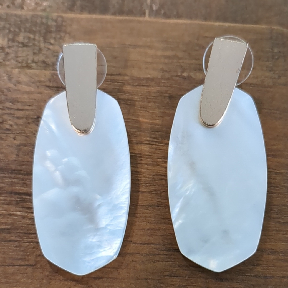 Used Lightly Scratched Kendra Scott Earrings Aragon Ivory Pearl Brushed Gold